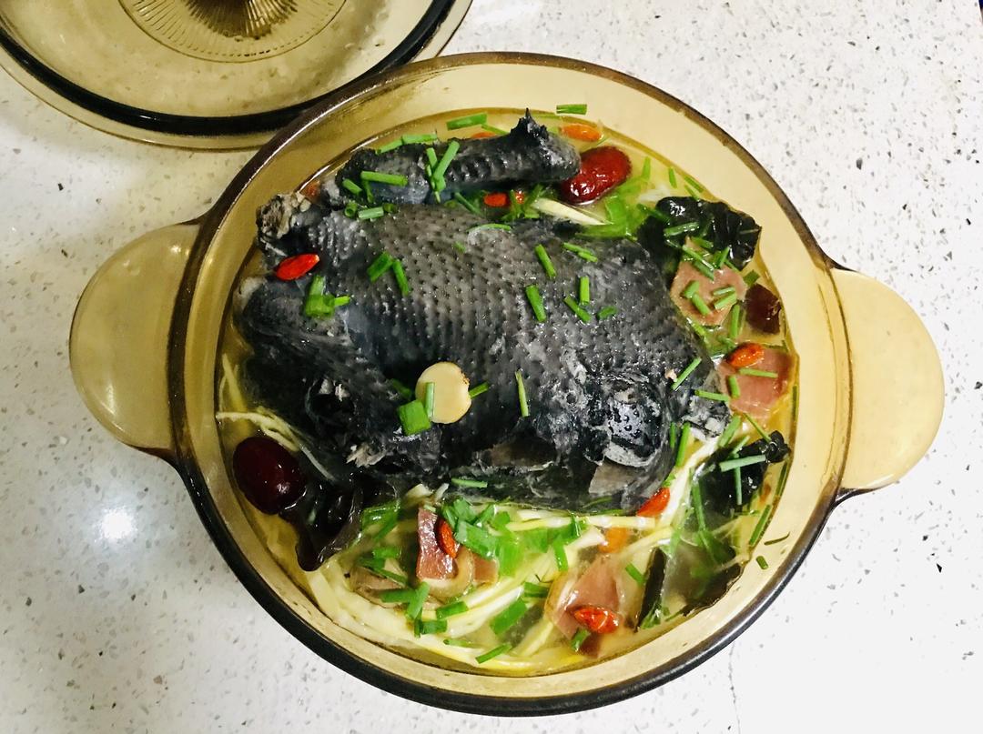 《风味人间》之  龙须笋炖乌鸡 by wqy（或 菌菇黄芪乌鸡汤）的做法