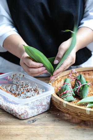 老饶家◆包粽子啦！简单的米粽当早餐超棒的选择的做法 步骤1