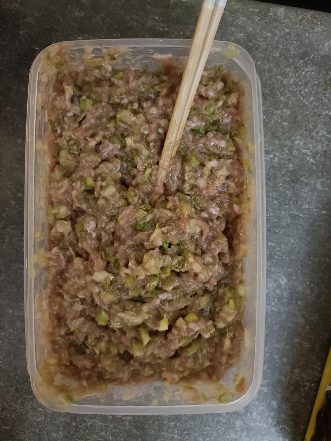 猪肉芹菜饺子馅，饺子馅怎么调才好吃