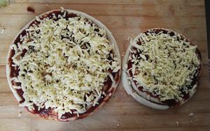 马苏里拉奶酪大虾披萨的做法 步骤3