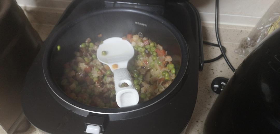 腊肉豌豆糯米焖饭
