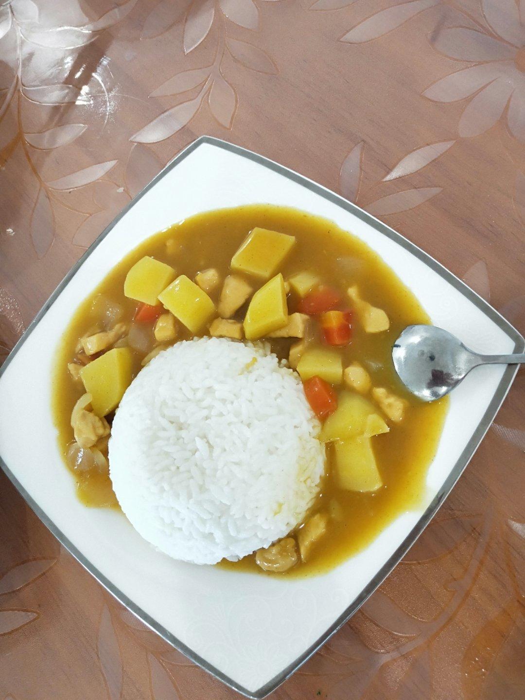 土豆咖喱鸡肉饭