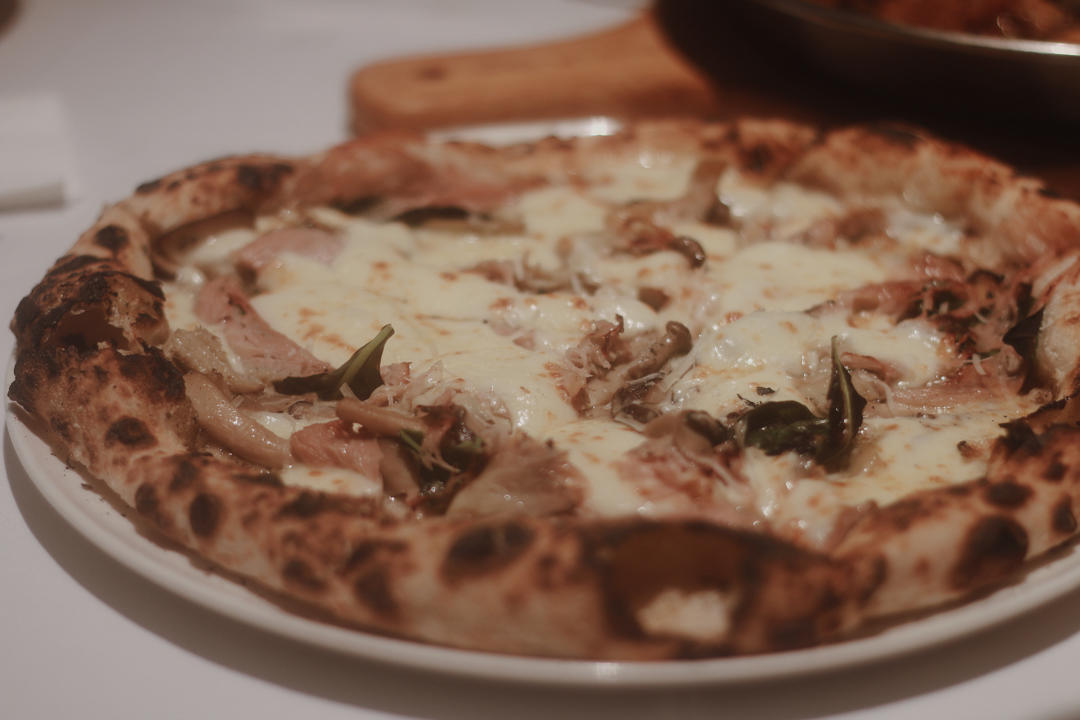 松露酱蘑菇披萨 Pizza with Mushrooms, Mozzarela and Truffle