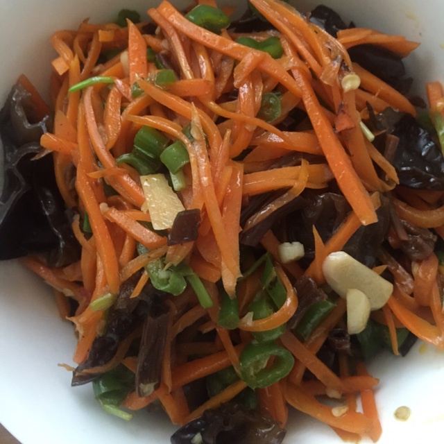 胡萝卜木耳炒芹菜