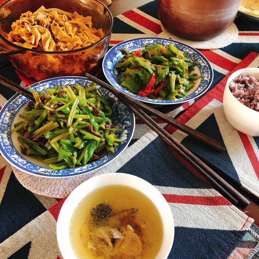 黄芪枸杞西洋参红枣煲鸡汤