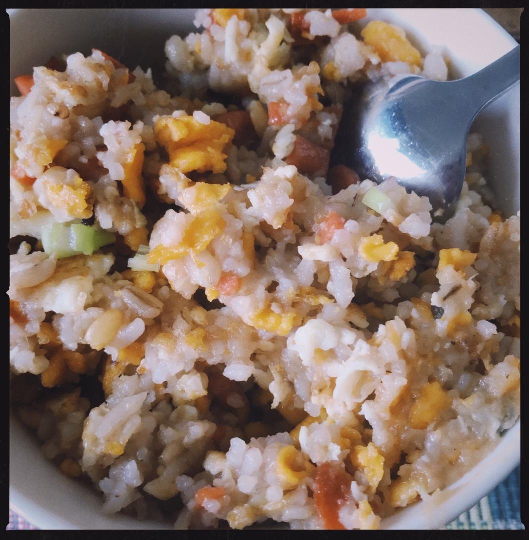 厨师长教你：“酱油炒饭”的家常做法，里面满满的小技巧，很受用