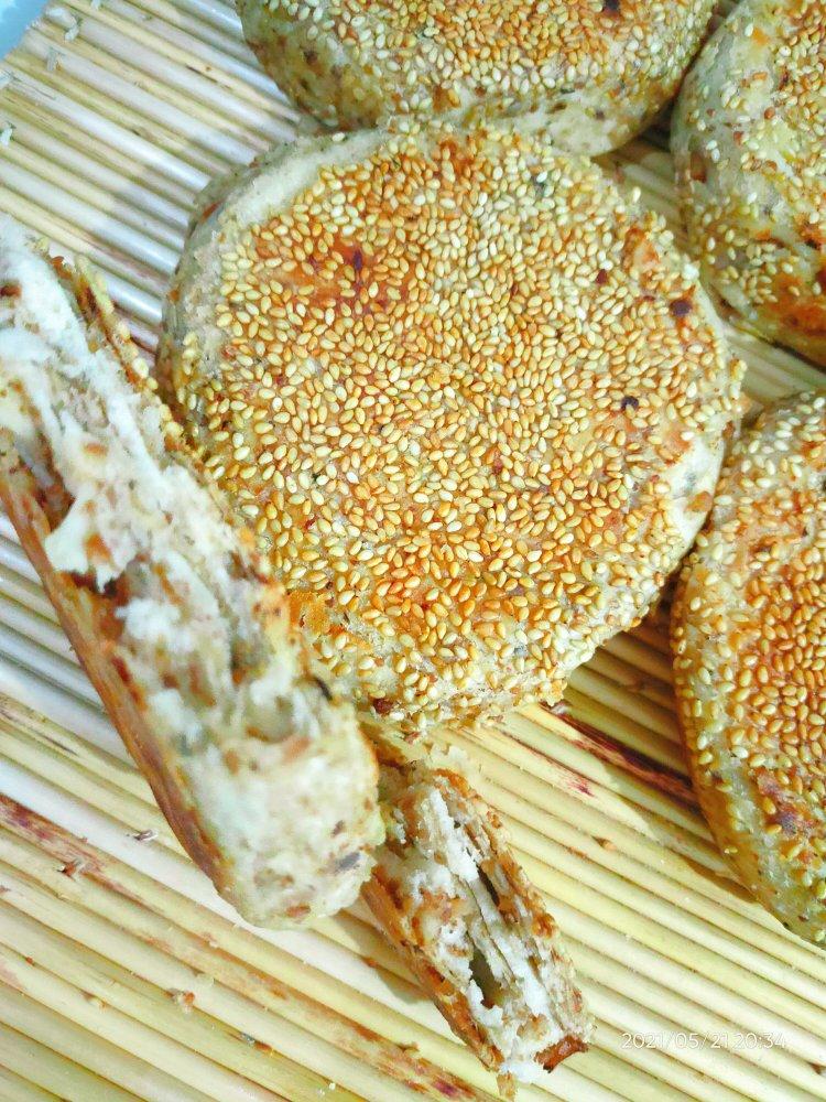 早餐店芝麻椒盐酥饼 外酥里软层次分明 一口咬下去直掉渣 附细节视频详解