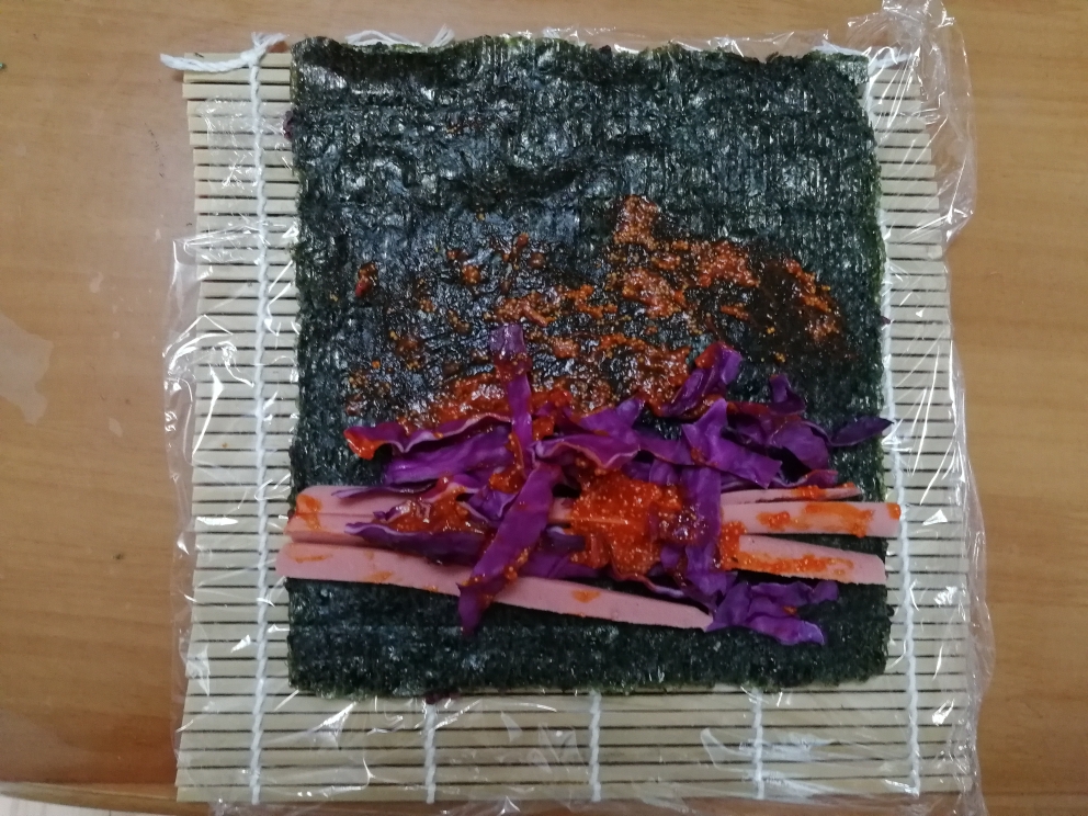 紫甘蓝黑米寿司卷的做法 步骤6