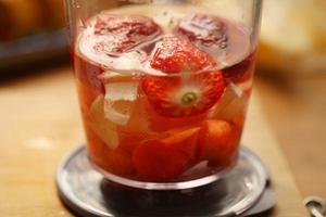 胡萝卜草莓柠檬饮的做法 步骤2