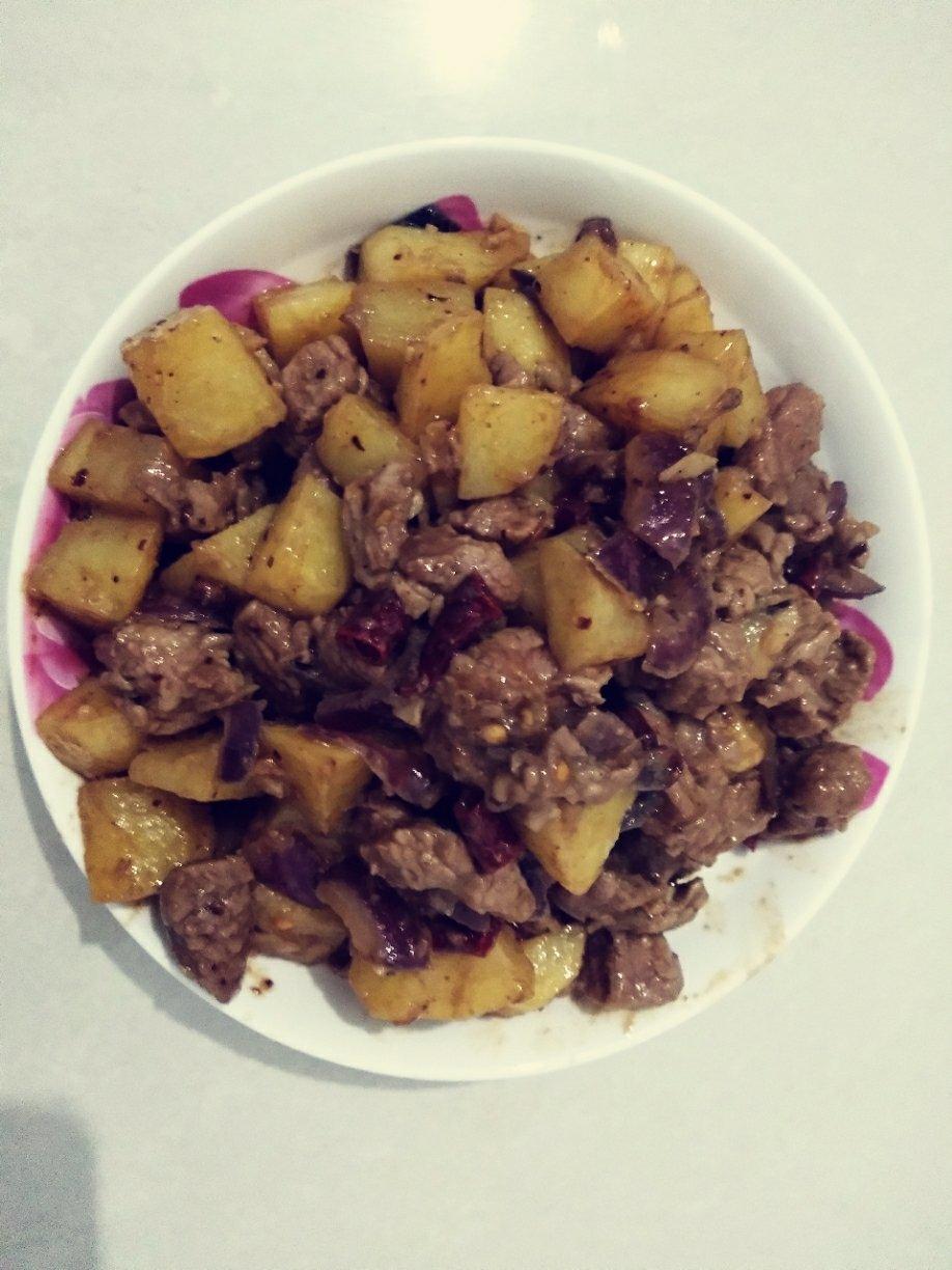 黑胡椒土豆牛肉粒