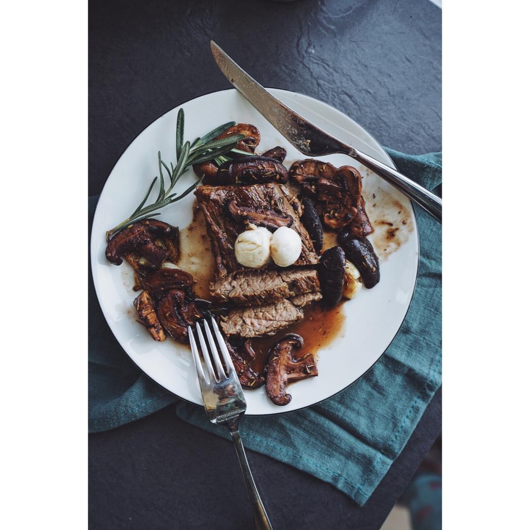 战斧牛排配褐菇红酒汁佐水牛芝士. Tomahawk steak with mushroom red wine sauce and buffalo mozzarella.