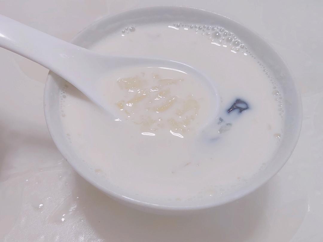 牛奶银耳红枣羹