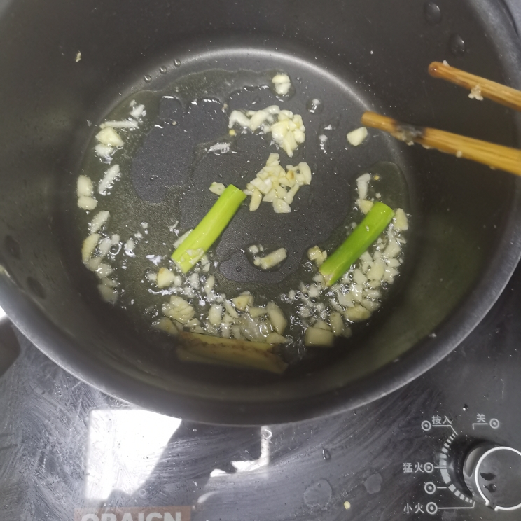 傣味酸笋烩鱼的做法 步骤5