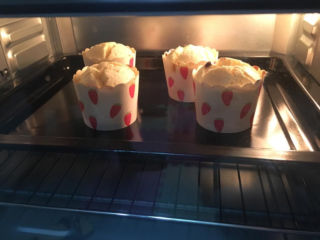 软绵绵戚风纸杯蛋糕
