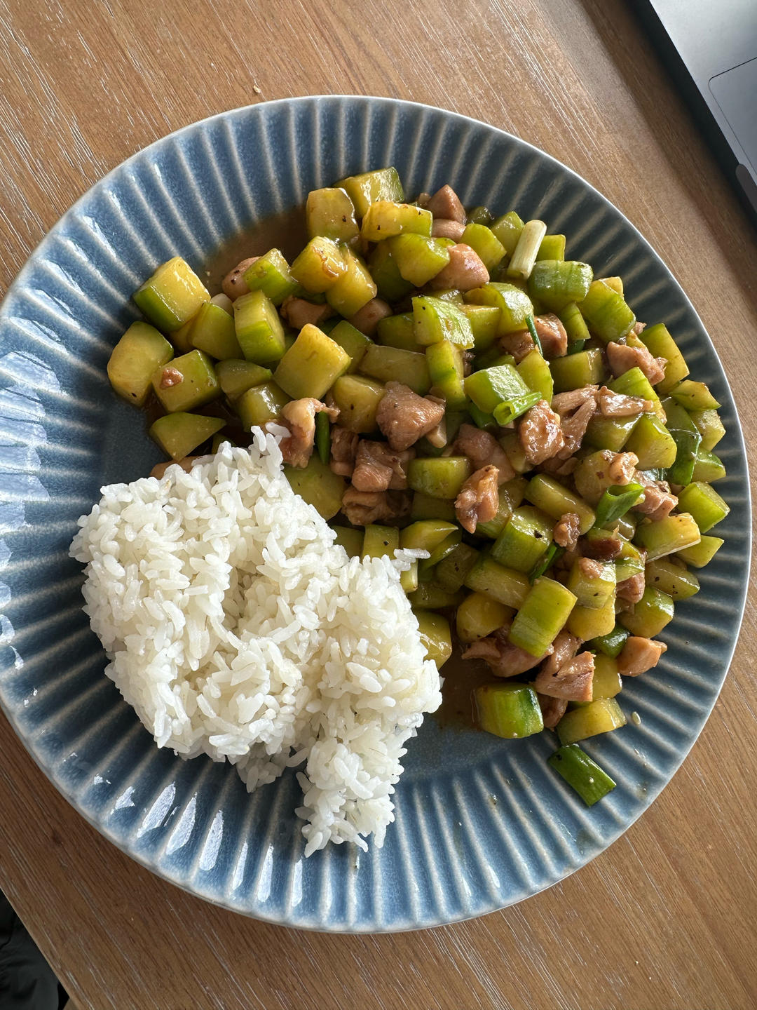 清爽解腻的黄瓜炒鸡胸肉，低脂低卡减肥食谱