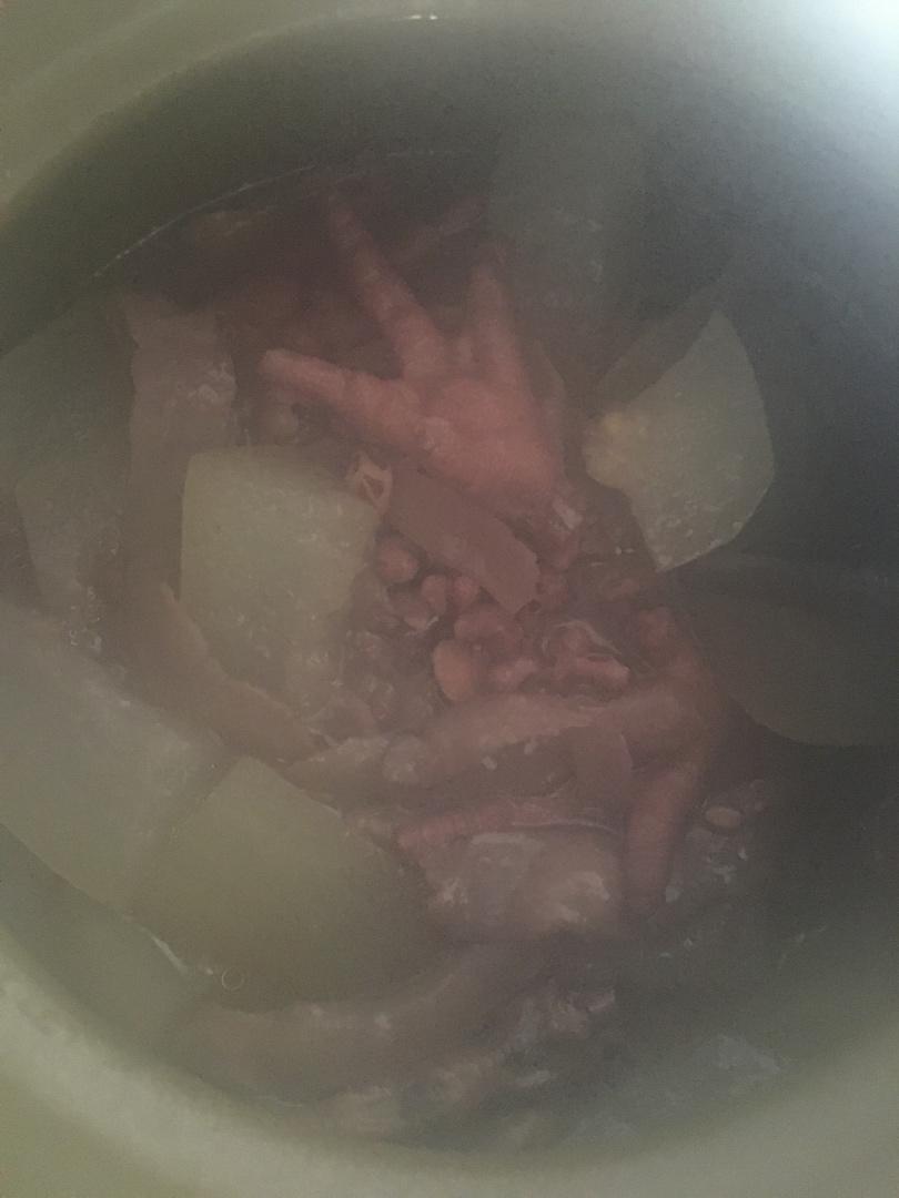 初夏的去湿补肾汤—眉豆花生煲鸡脚