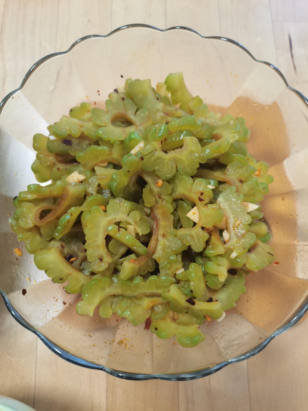 凉拌苦瓜(色碧、味脆)