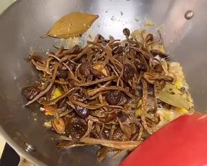 炒茶树菇的做法 步骤7