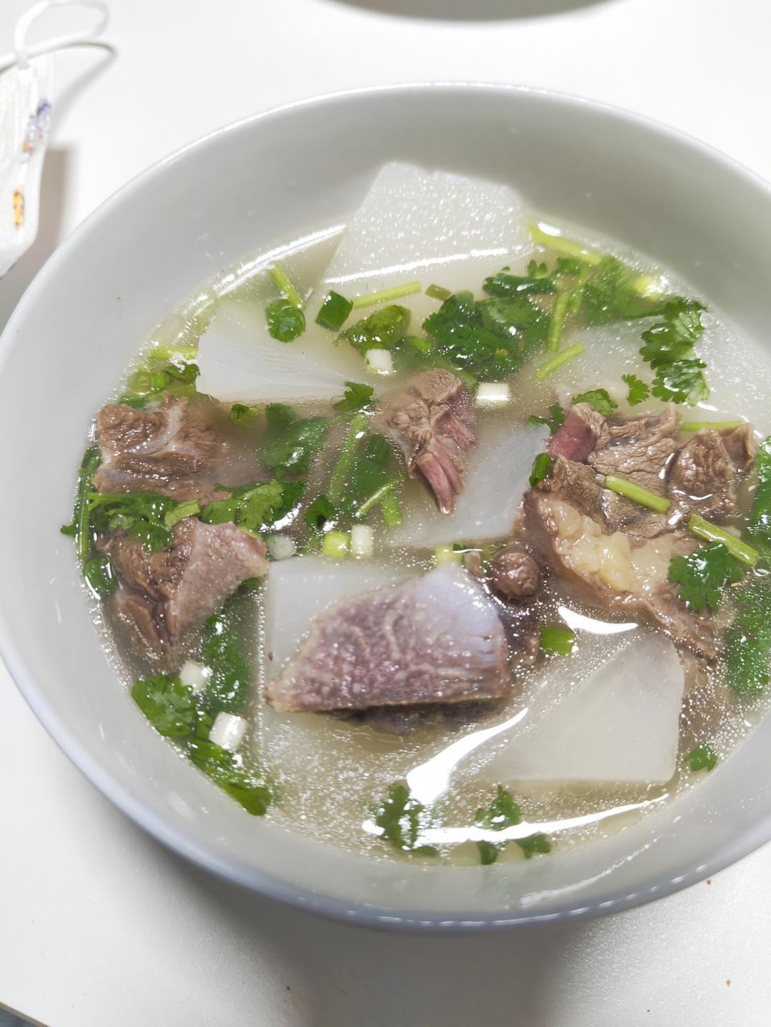 清炖牛骨汤（原汁原味，香气四溢，冬天的早晨喝一碗，好满足😄）
