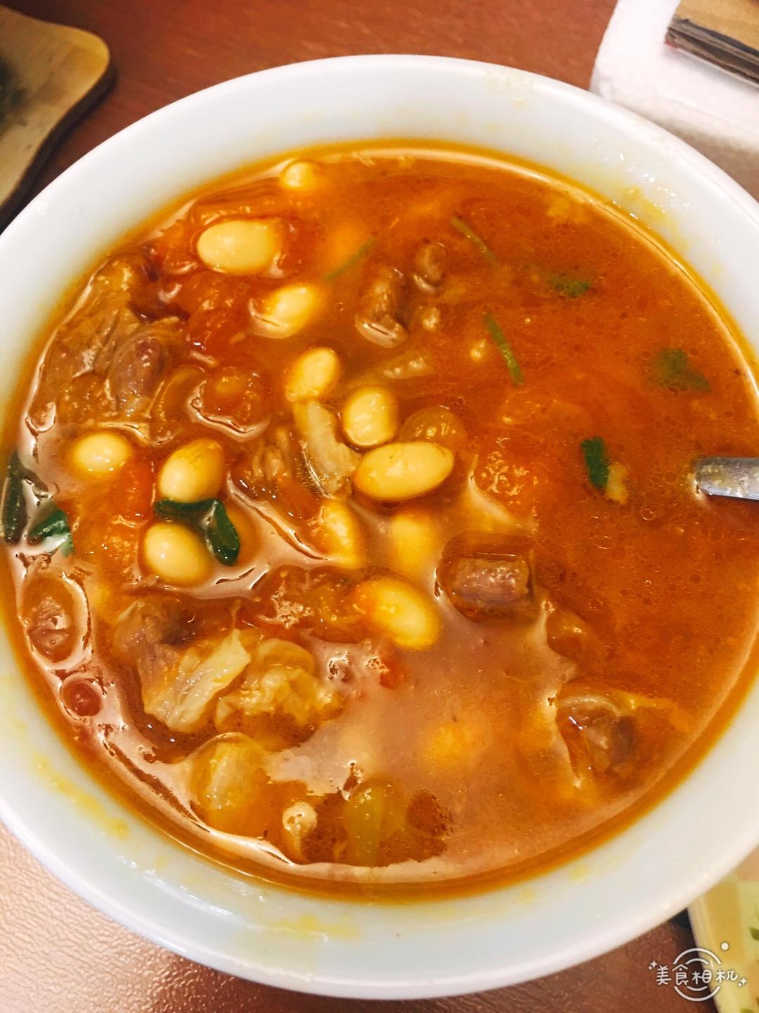 西红柿黄豆炖牛腩