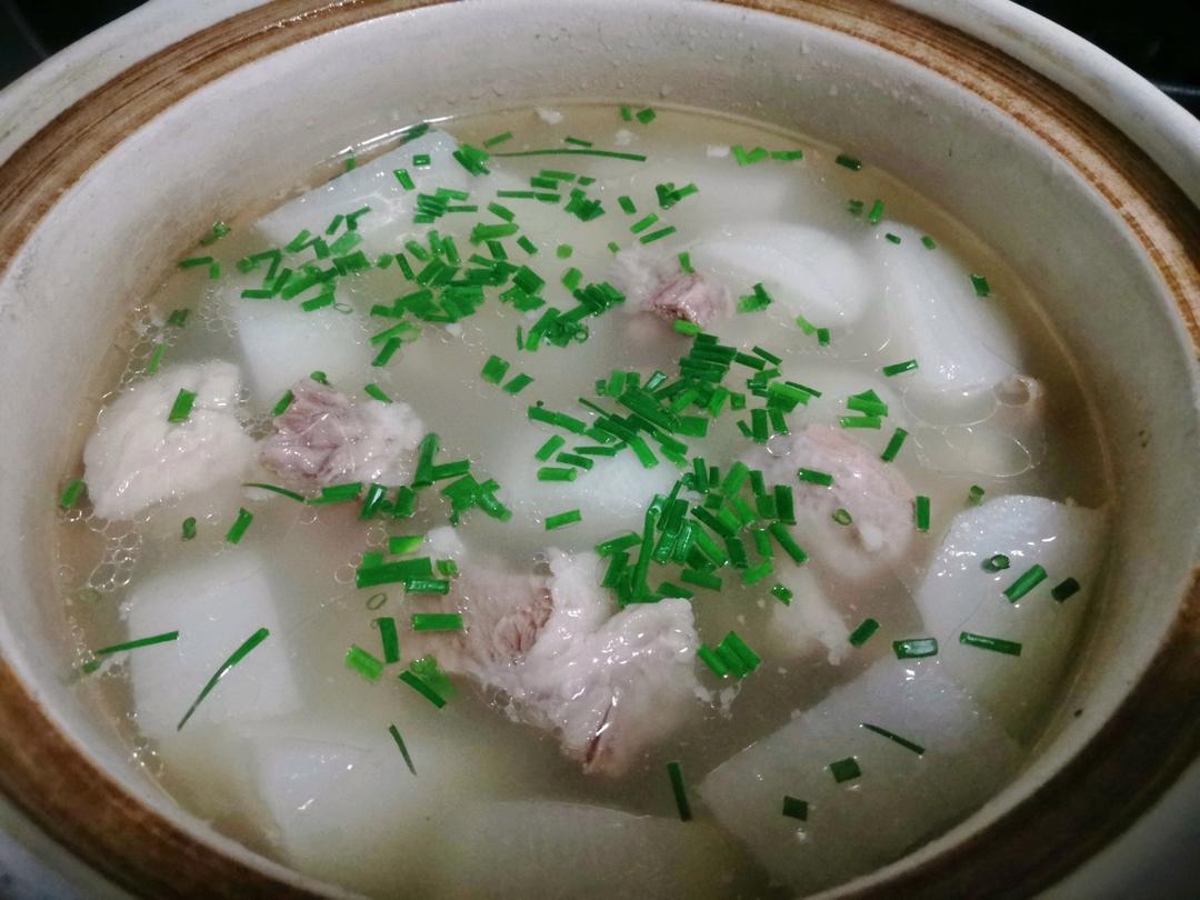 两种食材+两种配料+两种调味=一锅牛腩萝卜汤【北鼎珐琅锅食谱】