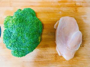 减脂增肌——西兰花炒鸡胸肉的做法 步骤1