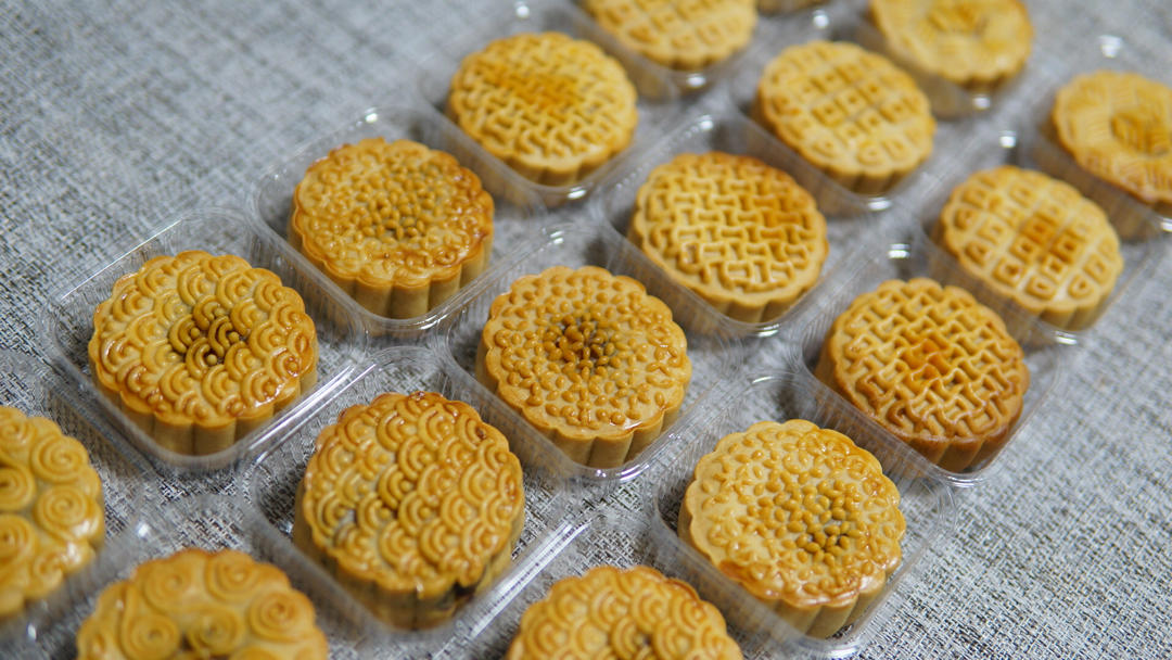 广式月饼—蛋黄莲蓉月饼