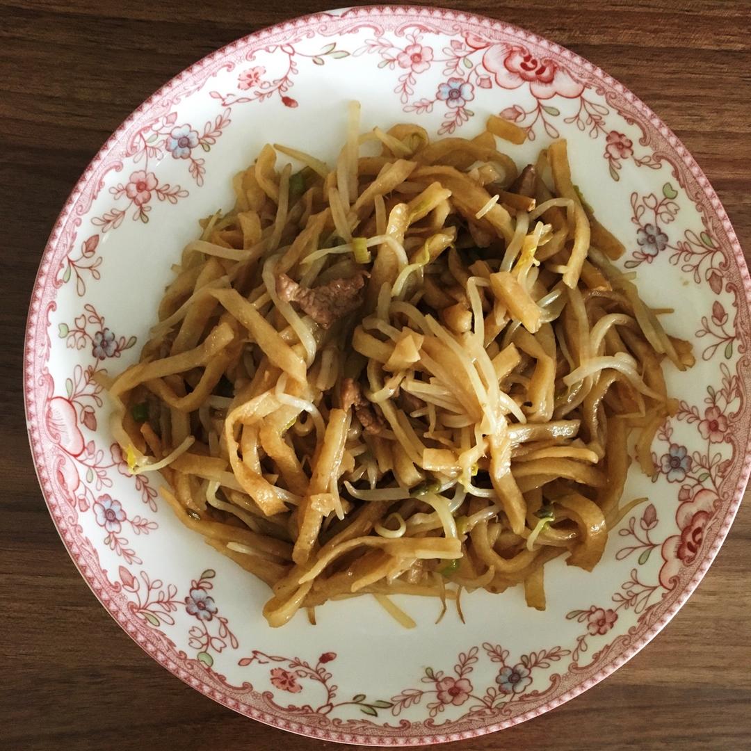 豆芽肉丝焖饼