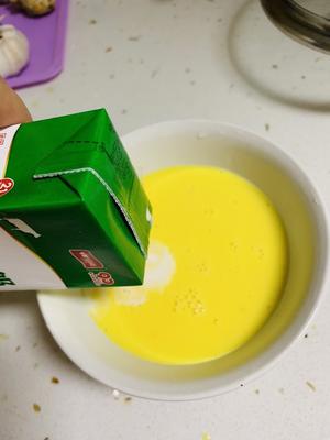 蝴蝶卡通牛奶炖蛋的做法 步骤2