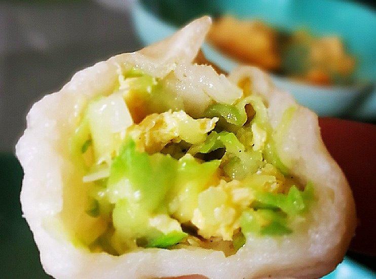 乐乐妈的美食天地做的西葫芦鸡蛋馅儿饺子(内有柳叶饺子手法视频)