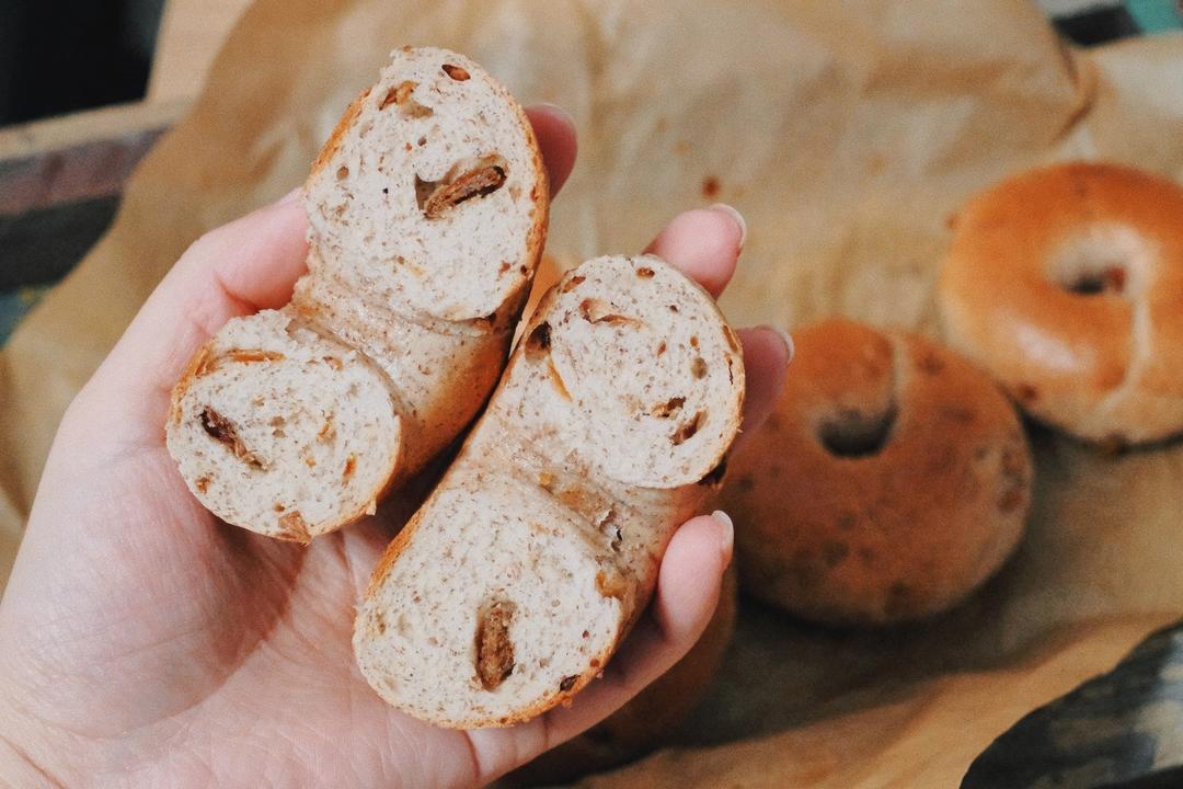 红葱酥黑麦贝果