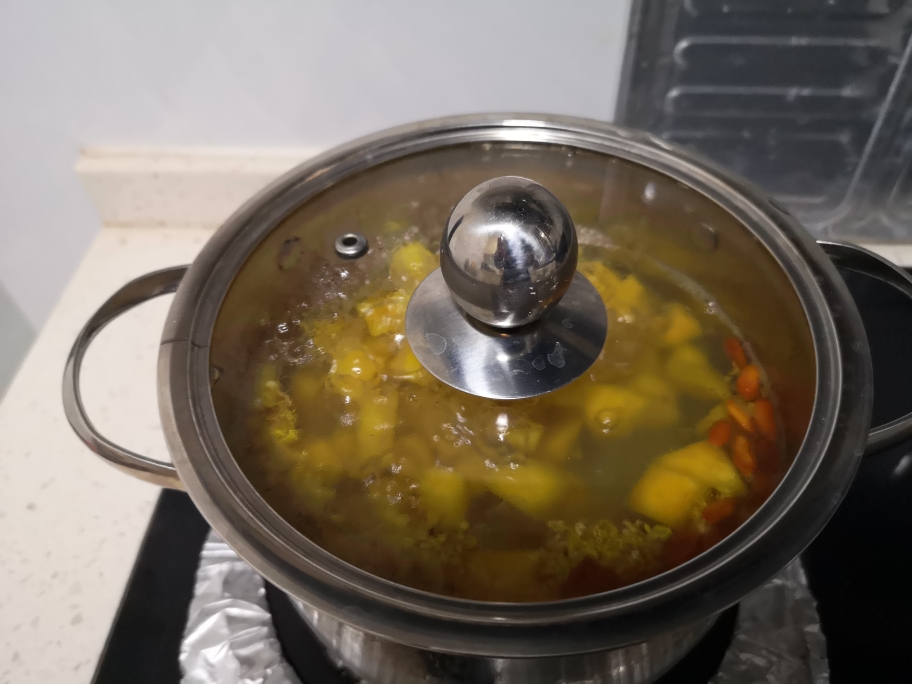 口感丰富的红薯鸡头米甜汤的做法 步骤3
