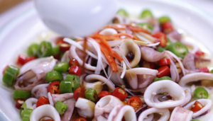 青红椒油炝鱿鱼的做法 步骤10