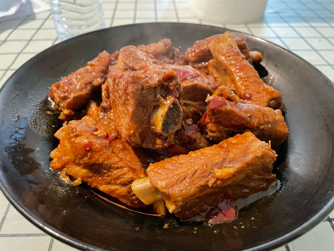 大口吃肉