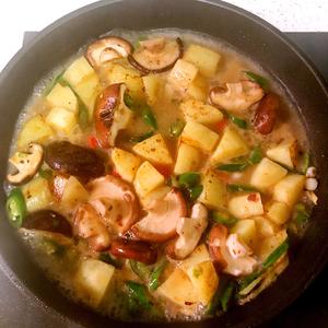 土豆香菇焖鸡肉的做法 步骤7