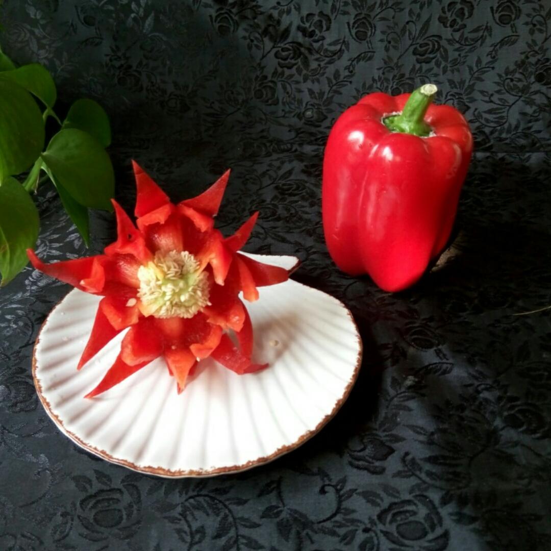 妍妍妈ada做的甜椒锯齿花(创意小盘饰の六)