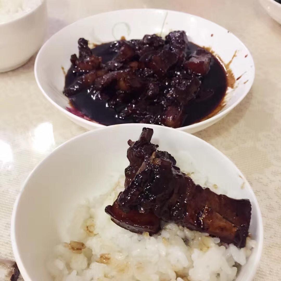 五花三层黑猪红烧肉