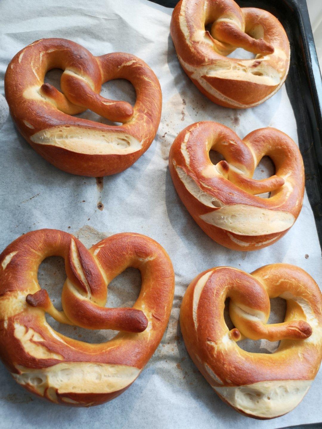 🥨黑麦碱水包Brezel🥨（小苏打版）