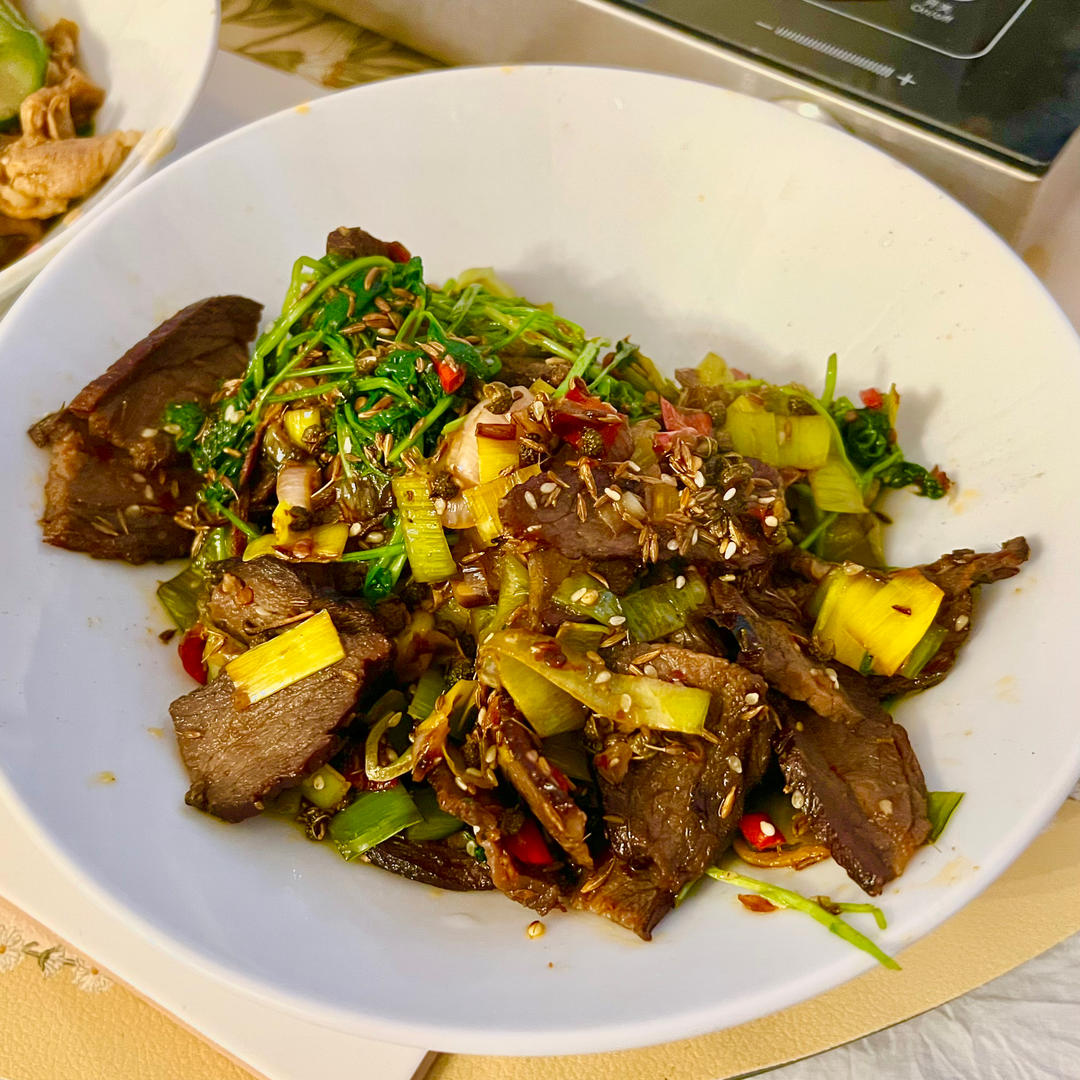 最好吃的下酒菜大蒜叶炒腊牛肉