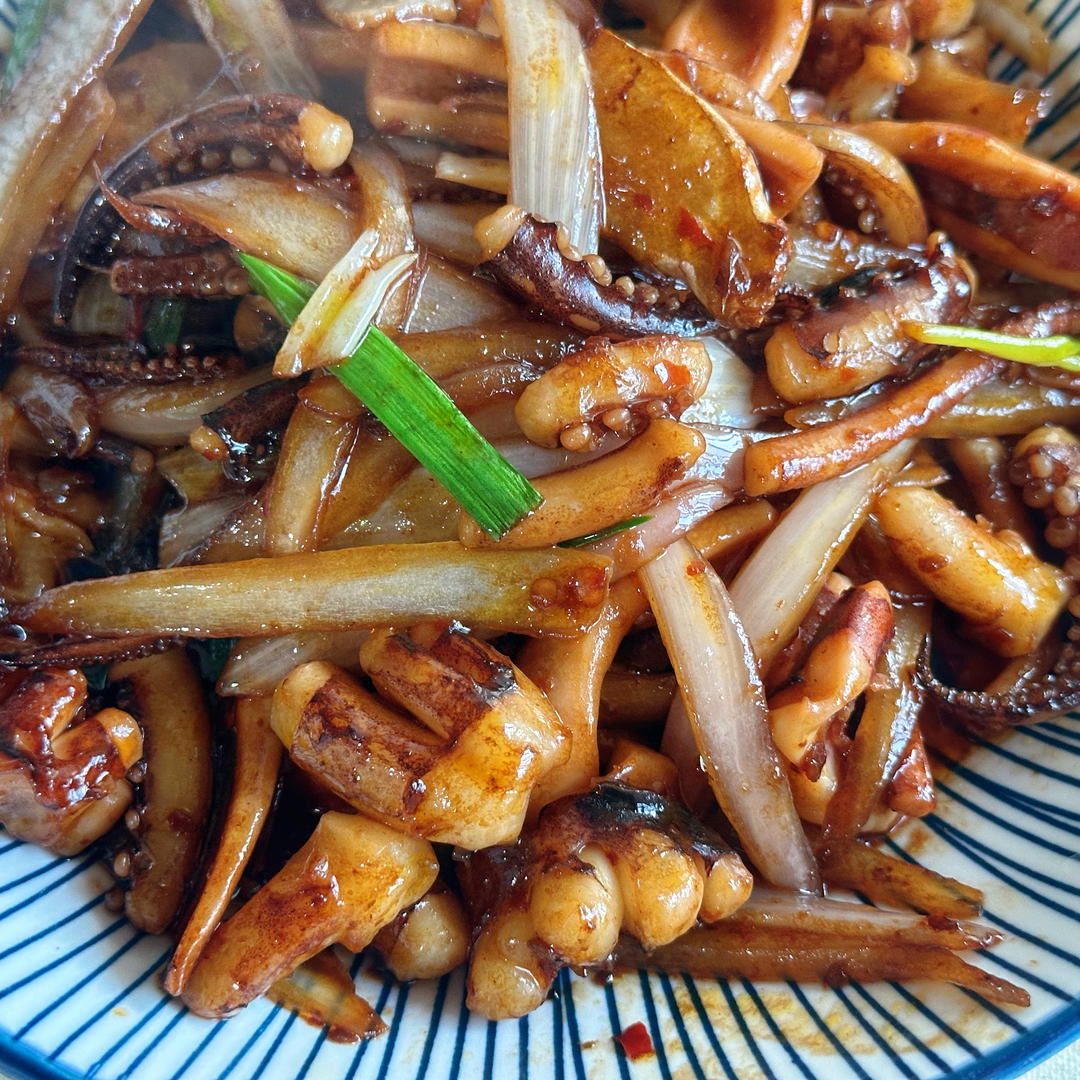 爆炒鱿鱼须，加上这一步，可以与铁板鱿鱼媲美