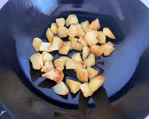 小鲍鱼烧土豆的做法 步骤3