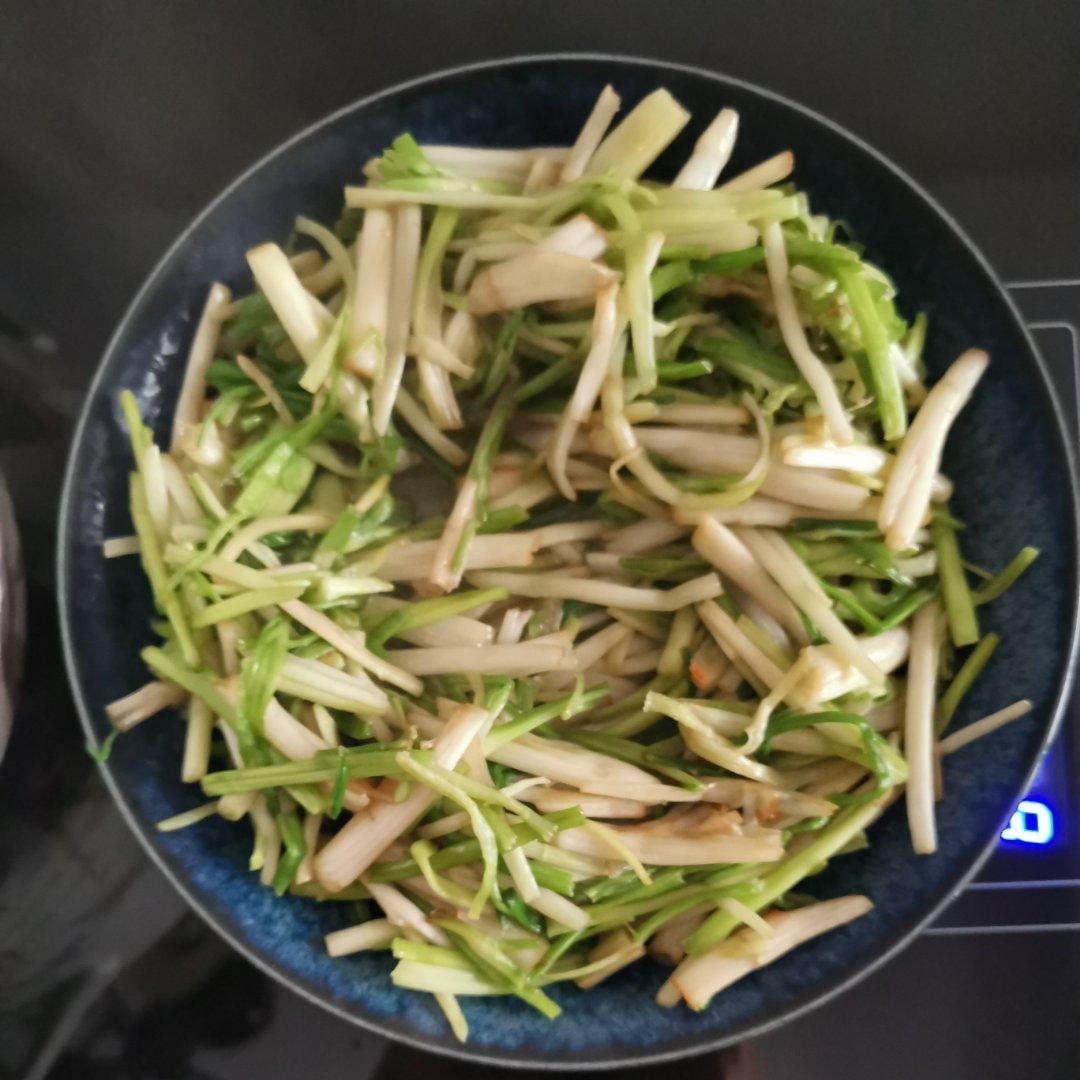 萤火虫星星点点做的炒白芹