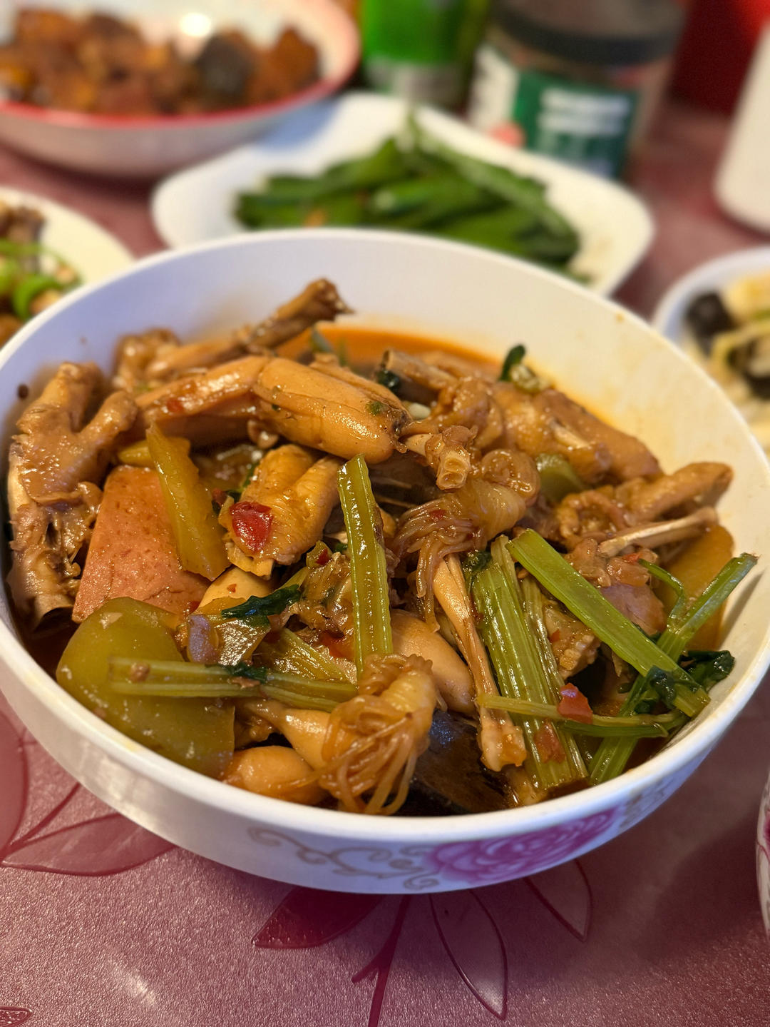哦吼，软糯的鸡爪，鲜嫩的牛蛙，这锅鸡爪牛蛙煲真真可以吃得连汤汁都不剩！