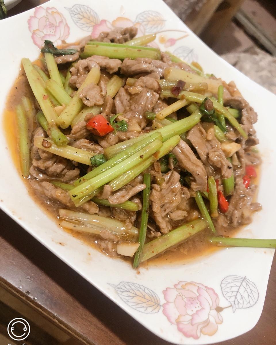 很嫩的小炒芹菜黄牛肉