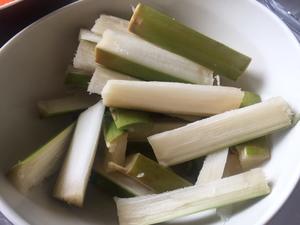 竹蔗马蹄胡萝卜猪骨汤的做法 步骤2