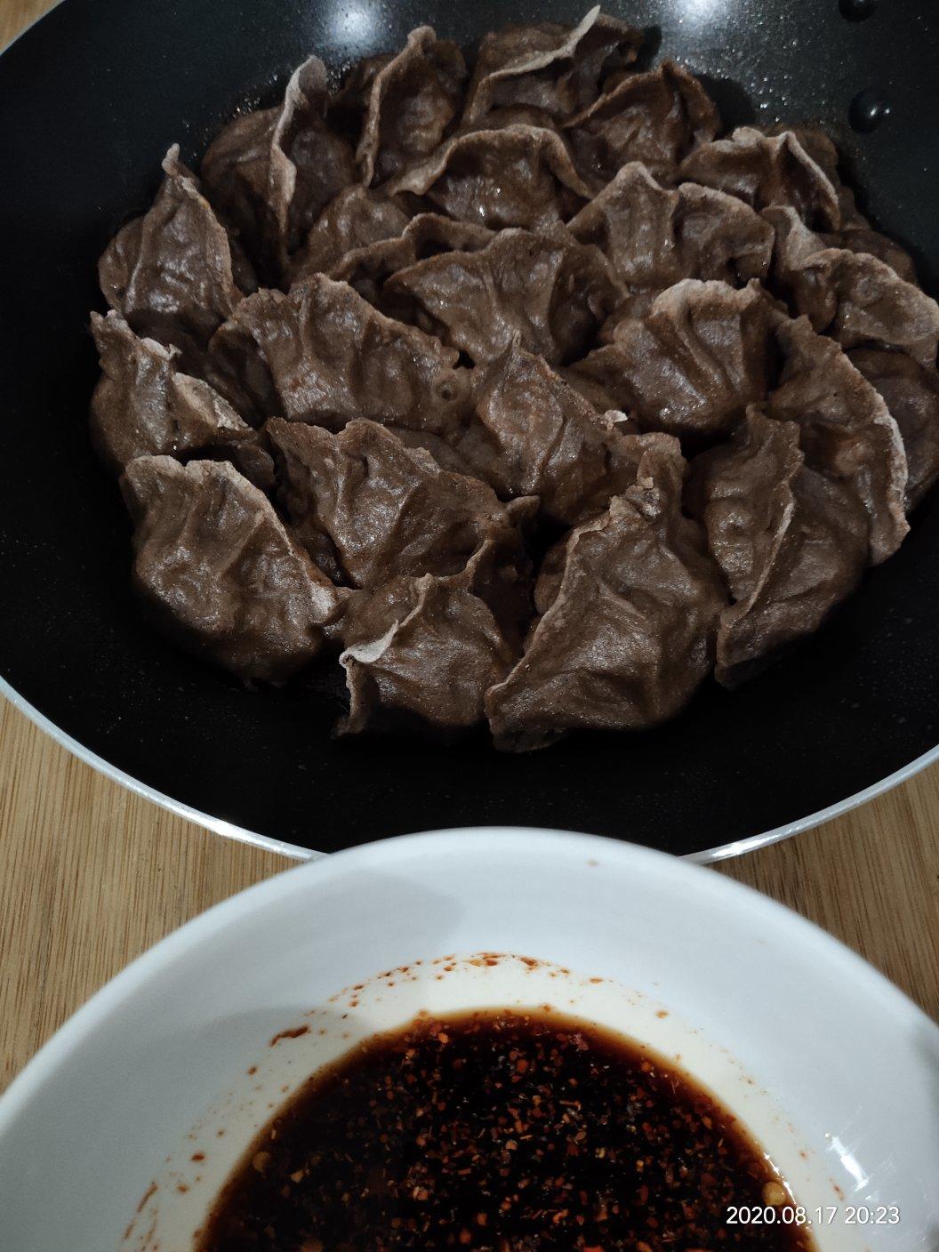 健身轻食：鸡胸肉三鲜馅黑全麦饺子