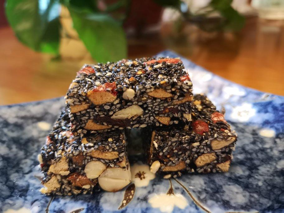 音子yz做的黑芝麻红枣核桃糕(简单易学)