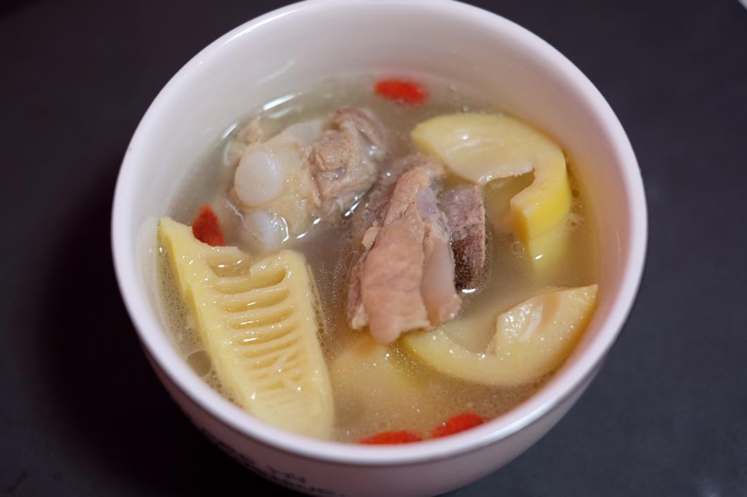 自律超做的新鲜雷笋排骨汤