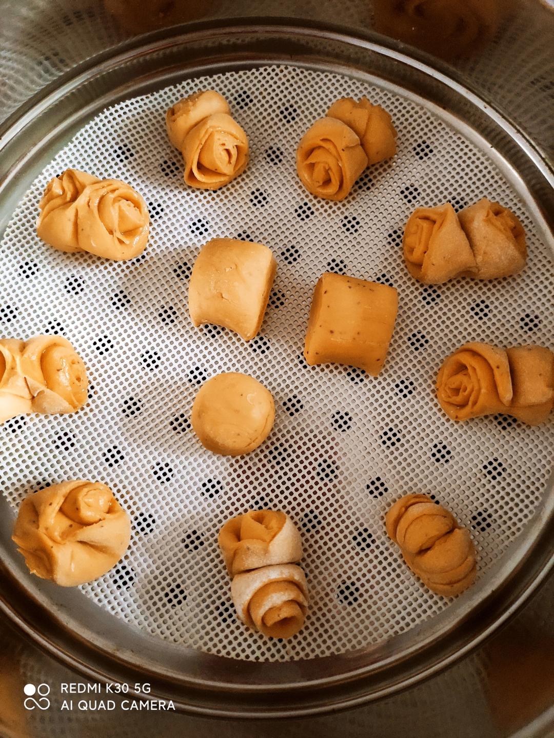 可以给宝宝当辅食的单纯版南瓜馒头，含玫瑰花、刺猬、南瓜造型馒头做法