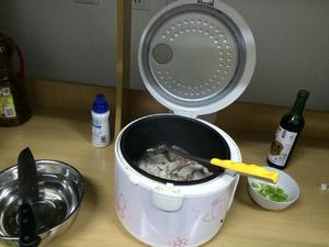 鲜美鲫鱼汤（电饭锅版）的做法 步骤3